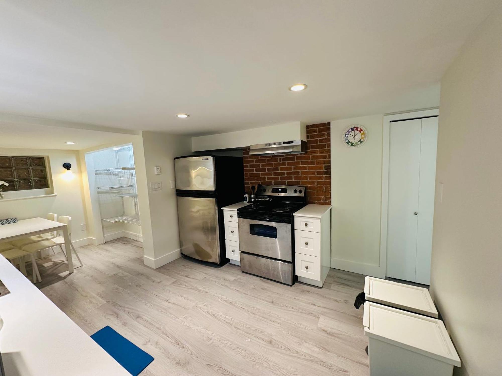 Quiet Basement Steps From Quilchena Park In Homestay *