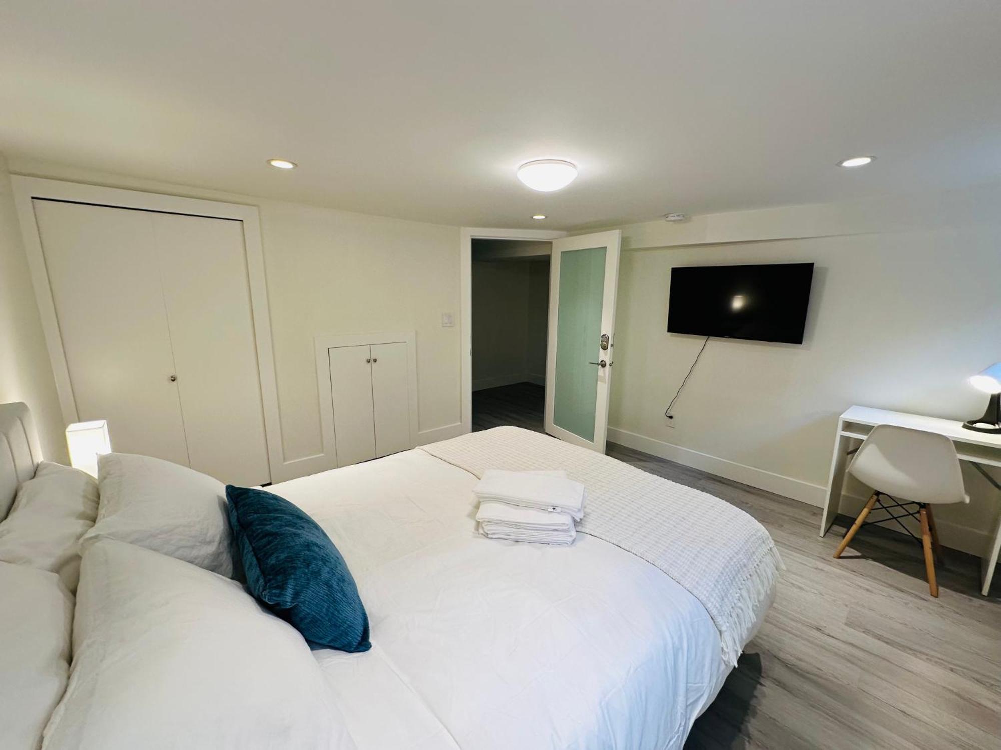 Quiet Basement Steps From Quilchena Park In Homestay